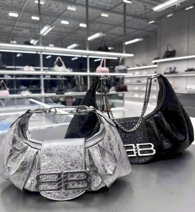 Picture of Balenciaga Handbags _SKUfw242731306fw